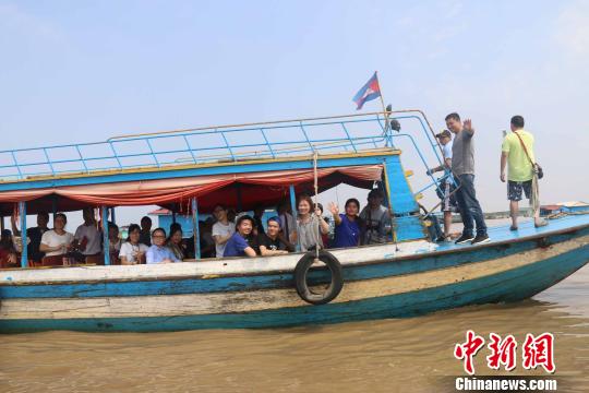 国际游客乘船参观洞里萨湖“水上人家”。 廖敏佳 摄
