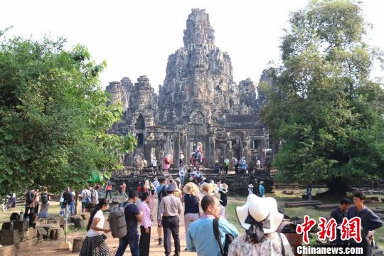 图为大批国际游客“吴哥宋干节”期间参观游览吴哥景区。 廖敏佳 摄
