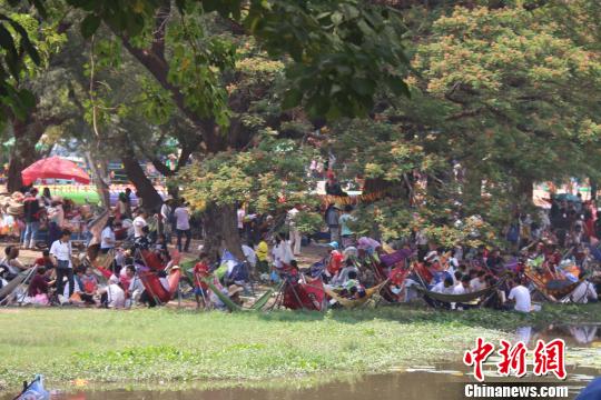 柬埔寨当地民众在吴哥景区附近露营。 廖敏佳 摄