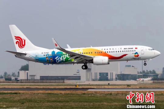 23日,名为“多彩世园号”的彩绘主题航班从北京飞往重庆。这架彩绘飞机为B737-800机型,机头两侧喷涂有2019北京世园会会徽,机身两侧提取世园会会徽色彩元素,一幅万里长城的剪影在机身展现,寓意着“长城脚下的世园会”。机尾处还有北京世园会的吉祥物小萌芽和小萌花。北京世园局供图