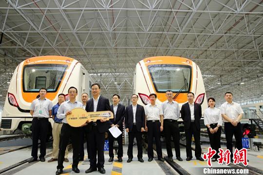 　　广州地铁十四号线一期首批2列列车24日交付。据悉，该列车有多项设计和材料均为首次应用，其中包括首次将航天材料应用于地铁车身。　鲁亢　摄