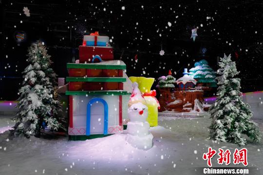 飘雪广场营造出梦幻效果 程景伟 摄