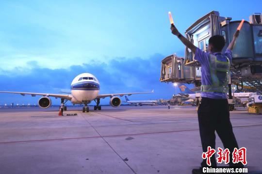 5月19日,白云机场T2第一个到港航班 曾健 摄