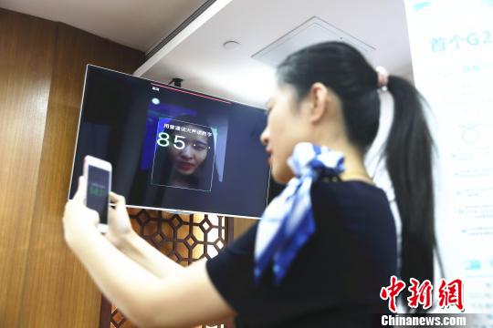 工作人员代表现场进行“刷脸认证” 李夏同 摄
