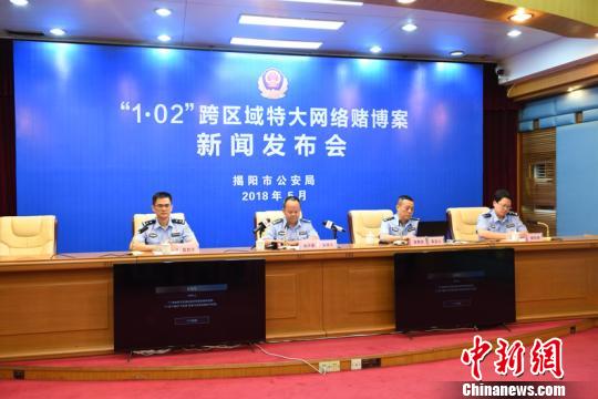 警方举行发布会。 蔡东亮 摄
