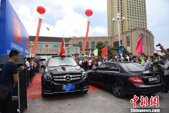 图为中越双方自驾车辆。　陈义才 摄