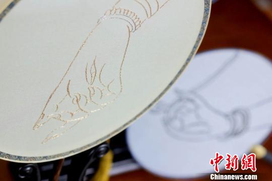 敦煌壁画中大量描绘了各种手姿,不仅善用线条贯穿每一个细节,更传达了不同情意。 高展 摄