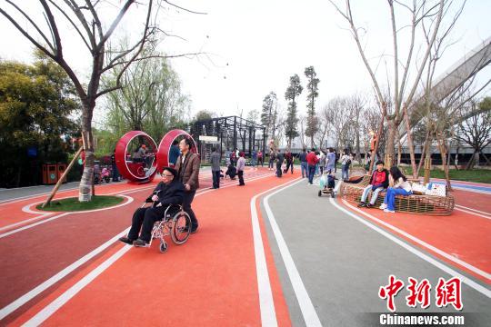 锦江绿道江滩公园里健身的市民。 王磊 摄