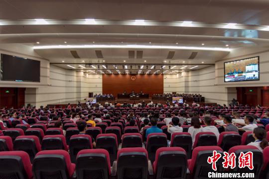 庭审现场 赵华 摄