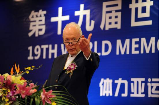 托尼·博赞教授在广州举办的第19届世界脑力锦标赛全球总决赛赛场