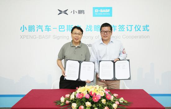 小鹏汽车汽车技术中心副总经理郭东风(左)与巴斯夫大中华区业务与市场发展全球高级副总裁郑大庆博士(右)