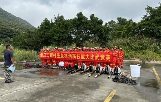 图为连江口镇开展森林防灭火演练和镇村级森林消防技能大比武竞赛演练