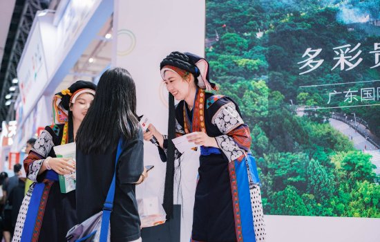 &nbsp;镇宁文旅推介会成为展会现场的互动热点
