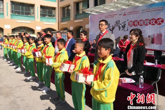 图为小朋友获得免费图书。　刘玉桃 摄