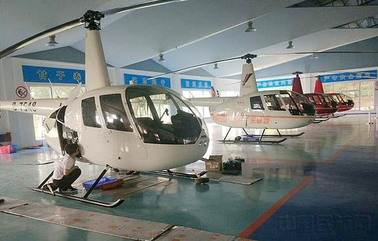 蓝澳机库仍停放着正在维修保养的白云通航的直升机
