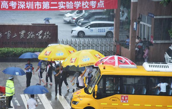 台风艾云尼为广东多地带来暴雨 各部门联动护