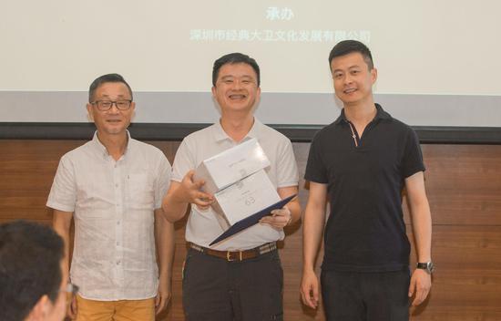 何鹏先生以及赖渭先生为相机组优胜者颁奖