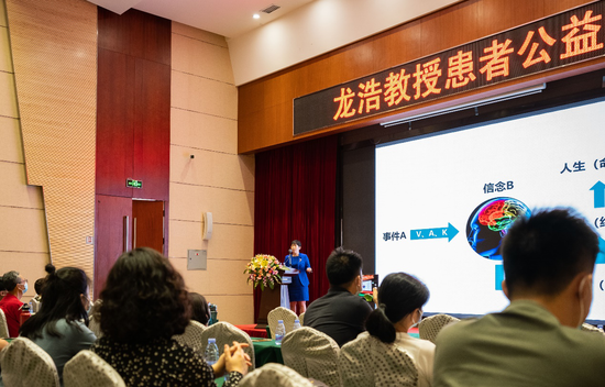 公益讲座现场图-欧阳翼教授