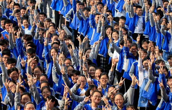 6月6日,在江苏省大丰高级中学,考生们打出胜利