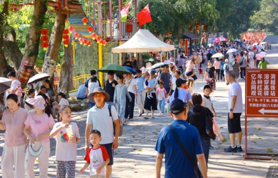 图为英德宝晶宫，双节期间每天游客如云