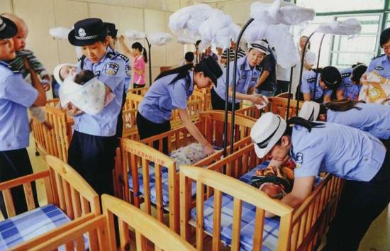 女警悉心照顾被解救婴儿。景国民 摄