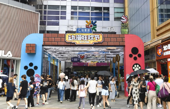 动漫节期间,正佳广场西北门切换为“二次元世界入口”。