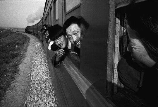1998年,旅客在通辽至集宁的火车上。火车是百姓出远门最主要的交通方式。改革开放,让世代被束缚在土地上的农民离开故土,踏上追梦的旅途。王福春/摄