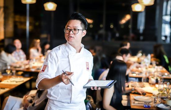 厨师长Alex Huang介绍每道菜的烹饪流程及食材