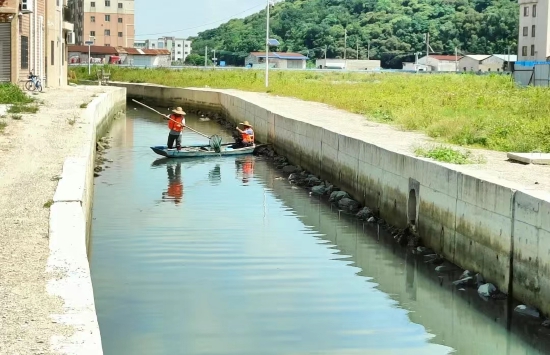 相关人员正在进行清理河面工作