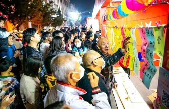 容桂特色灯谜会，现场热闹非凡。