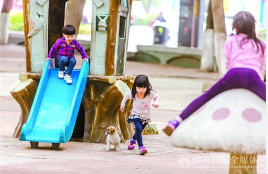 25日，顺德区北滘镇百福公园，天气阴凉，孩子们穿着长袖衣服在公园里玩耍。/佛山日报记者王伟楠摄