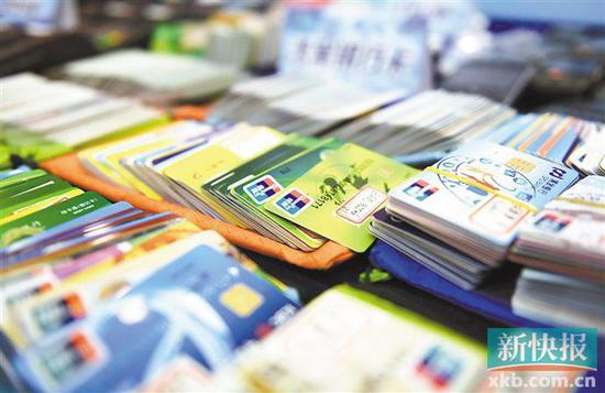  ■警方展示涉案物品。