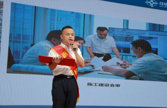 广东省五一劳动奖章获得者、南沙好人、中交南沙新区明珠湾区工程总承包项目经理部党支部书记、总工程师何锦明