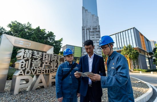 南方电网广东珠海横琴供电局客户服务经理在向产业园区客户宣贯绿电绿证政策。周卓英 摄