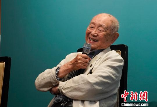 黄永玉在18日晚的导赏会上，94岁的他看起来精神矍铄　杜洋　摄