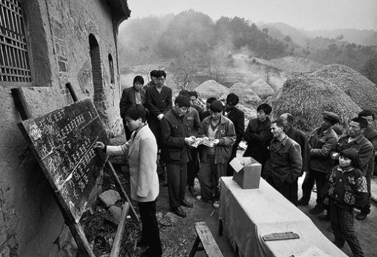 1998年11月25日,河南嵩县车村镇高峰村,选举村委会主任的投票结束后,工作人员在统计选票。高峰村83户农民按照《中华人民共和国村委会组织法》,有生以来第一次自己做主,选定村里的“当家人”。王颂/摄