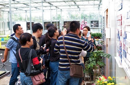 学员参观丹樱生态园温室催芽室 进行研学实践和考察