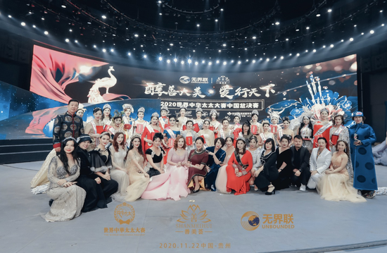 (参赛佳丽们和评委合影)