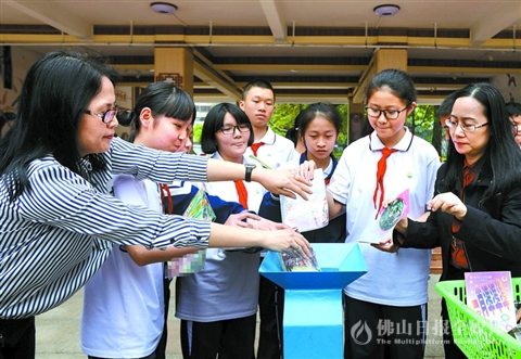 禅城汾江中学师生和“扫黄打非”工作人员一起,用粉碎机销毁盗版及非法音像光盘制品。/佛山日报记者甘建华摄