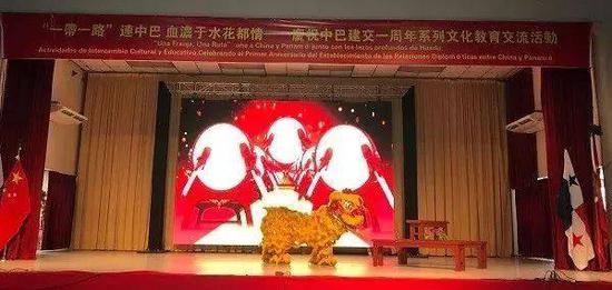 △广州市花都区带来精彩的《狮舞吉祥》 表演。