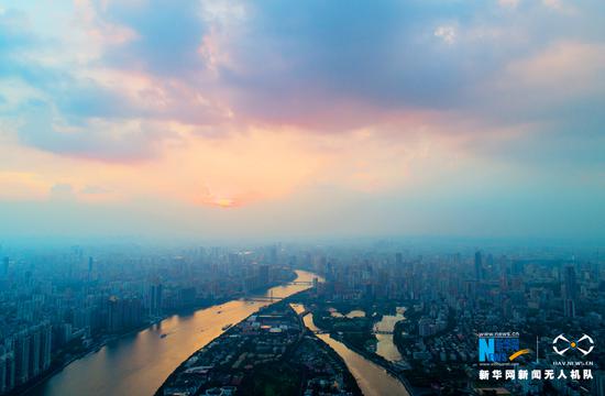傍晚，珠江两岸的上空出现绚丽晚霞，壮美如画。