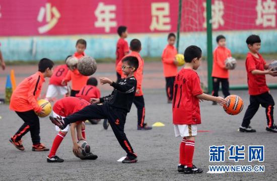 孩子们在青少年足球训练场接受训练