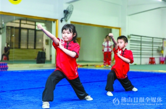 幼儿演示《蔡李佛拳少儿教材》中的套路动作。王伟楠/摄