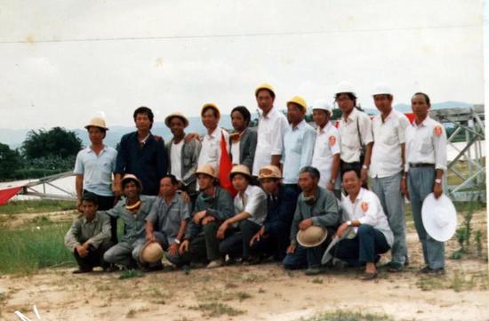 1986年,苏棣芳(后排左六)在500千伏沙江线建设施工现场留影。