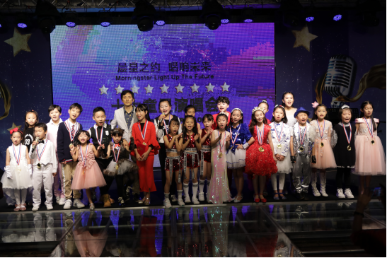晨星公司总经理叶从超与所有的小演员们合影