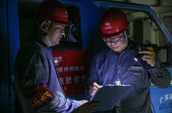 惠州局支援潮州抢修队伍加紧对线路设备进行抢修。廖伟兴摄