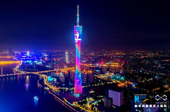 夜色中的广州塔带着炫丽的灯光秀，如约而至。