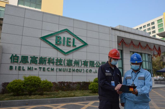 南方电网广东惠州惠阳供电局组织用检人员对伯恩光学(惠州)有限公司各厂区进行“全面体检”,确保留惠务工人员生产生活用电无忧。(曾韵诗 摄)