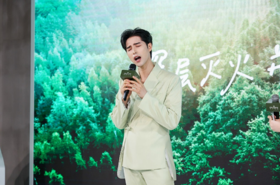 ORIGINS悦木之源首席植御大使阿云嘎先生在“悦木之源 深层灭火 瓶瓶算树”植愈公益活动现场哼唱《海的尽头是草原》