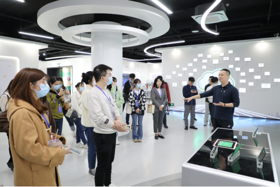 采风团参观树根互联展厅